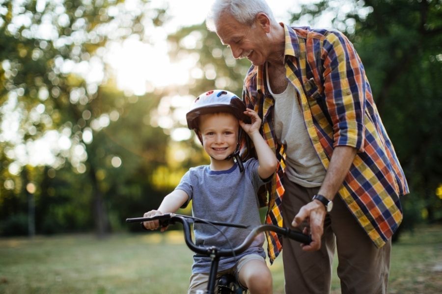 Si pensamos en la familia tradicional, resulta difícil imaginarla sin la figura de los abuelos. Más allá de las historias compartidas o los encuentros familiares, los abuelos cumplen un papel fundamental en el desarrollo emocional y social de los menores. Su presencia aporta estabilidad, transmisión de valores y una conexión intergeneracional que enriquece el entorno familiar. Por este motivo, la relación entre abuelos y nietos no solo tiene relevancia afectiva, sino que también ha sido reconocida y protegida por el ordenamiento jurídico español. La legislación española entiende que este vínculo familiar tiene un valor especial dentro de la estructura familiar. De hecho, tanto la normativa vigente como la jurisprudencia del Tribunal Supremo han destacado que mantener el contacto entre abuelos y nietos suele ser beneficioso para el menor, siempre que dicha relación contribuya positivamente a su bienestar. En muchos casos, cuando surgen conflictos familiares tras una separación o divorcio, resulta recomendable contar con la orientación de abogados de familia en Madrid que puedan analizar la situación y explicar qué opciones legales existen para proteger este vínculo. Este reconocimiento legal responde a una realidad que durante años generó numerosos conflictos familiares: tras ciertos divorcios o rupturas, muchos abuelos perdían completamente el contacto con sus nietos. Para evitar estas situaciones, la ley ha ido incorporando mecanismos que permiten preservar esta relación cuando es beneficiosa para el menor, recordando que, en última instancia, lo que se protege es el derecho del niño a mantener relaciones familiares saludables. Beneficios emocionales y sociales para los menores Numerosos estudios en psicología infantil coinciden en que la relación entre abuelos y nietos aporta beneficios significativos para el desarrollo emocional de los niños. Los abuelos suelen representar una figura de apoyo, comprensión y paciencia. No tienen la presión educativa directa que tienen los padres, lo que les permite ofrecer un tipo de vínculo más relajado y afectivo. Desde el punto de vista social, los abuelos ayudan a transmitir valores familiares, historias y tradiciones. Son, en cierto modo, los guardianes de la memoria familiar. Para un niño, escuchar relatos sobre generaciones anteriores o aprender costumbres familiares crea una identidad más sólida. Es como construir un árbol genealógico emocional donde cada rama representa una experiencia compartida. Además, en muchas familias los abuelos desempeñan un papel activo en el cuidado diario de los menores. En España, una gran parte de los abuelos cuidan regularmente de sus nietos para ayudar a sus hijos a conciliar trabajo y vida familiar. Este apoyo se ha vuelto especialmente importante en una sociedad donde ambos padres suelen trabajar. Desde la perspectiva jurídica, todos estos factores influyen en las decisiones de los tribunales. Cuando un juez debe decidir si un abuelo puede tener visitas con su nieto, uno de los principales criterios es precisamente el beneficio emocional que esa relación aporta al menor. En definitiva, la ley no protege la relación abuelos-nietos solo por tradición, sino porque considera que puede ser clave para el bienestar del niño. Qué dice la ley española sobre los derechos de los abuelos El artículo 160 del Código Civil La base legal principal sobre los derechos de los abuelos en España se encuentra en el artículo 160 del Código Civil. Este artículo establece que no pueden impedirse sin causa justificada las relaciones personales del menor con sus abuelos, hermanos u otros parientes cercanos. Esto significa que, en principio, los niños tienen derecho a mantener contacto con sus abuelos. Si los padres intentan impedir esta relación sin un motivo válido, los abuelos pueden acudir a los tribunales para solicitar un régimen de visitas. Es importante entender que este derecho no es absoluto. La ley siempre pone por delante el interés superior del menor, un principio fundamental del derecho de familia. Esto implica que cualquier decisión sobre visitas, custodia o convivencia debe evaluarse pensando primero en el bienestar del niño. Por ejemplo, si un abuelo tiene conductas que puedan perjudicar al menor —como violencia, manipulación emocional o adicciones graves— el juez puede limitar o incluso prohibir el contacto. Pero si no existe un riesgo real, los tribunales suelen favorecer que la relación familiar continúe. En supuestos especialmente delicados, incluso pueden adoptarse medidas de protección del menor mediante la autorización judicial del artículo 158 del Código Civil. El Tribunal Supremo ha reiterado en varias sentencias que las diferencias o conflictos entre padres y abuelos no son motivo suficiente para impedir la relación con los nietos. En otras palabras, los problemas entre adultos no deberían romper el vínculo entre generaciones. Reformas legales que reforzaron estos derechos Aunque el Código Civil ya contemplaba ciertas relaciones familiares, el reconocimiento claro del derecho de los abuelos a relacionarse con sus nietos se reforzó especialmente con la Ley 42/2003. Esta reforma introdujo cambios importantes en la regulación del derecho de visitas. Uno de los aspectos más relevantes fue invertir la carga de la prueba. Antes, los abuelos debían demostrar que su relación con los nietos era beneficiosa. Tras la reforma, la situación cambió: son los padres quienes deben demostrar que existe una causa justificada para impedir el contacto. Este cambio legal supuso una gran protección para las relaciones familiares. A partir de entonces, muchos tribunales comenzaron a reconocer con mayor frecuencia el derecho de los abuelos a ver a sus nietos, especialmente en casos de divorcio o conflictos familiares. Además, el sistema judicial ha ido adaptando la normativa a la realidad social. Por ejemplo, en algunas situaciones también se reconoce este derecho a personas que han ejercido el papel de abuelos aunque no exista vínculo biológico. Todo esto demuestra que la legislación ha evolucionado para adaptarse a las nuevas estructuras familiares. Derecho de visitas de los abuelos En qué consiste el régimen de visitas El régimen de visitas de los abuelos es el mecanismo legal que permite establecer cuándo y cómo pueden relacionarse con sus nietos cuando existe un conflicto con los padres. Este régimen puede fijarse mediante acuerdo familiar o por decisión judicial. Cuando interviene un juez, el objetivo es crear un sistema equilibrado que permita mantener la relación sin interferir en la autoridad parental ni en la rutina del menor. El tribunal puede establecer visitas periódicas, llamadas telefónicas o incluso estancias temporales durante vacaciones. La duración y frecuencia de las visitas varían según cada caso. Algunos ejemplos habituales incluyen: Un día al mes. Un fin de semana cada cierto tiempo. Algunas horas durante fechas señaladas. Los jueces también tienen en cuenta factores como la edad del niño, la distancia entre domicilios y la relación previa entre abuelos y nietos. Situaciones comunes en las que se solicita En la práctica, los abuelos suelen solicitar un régimen de visitas en situaciones como: Divorcio o separación de los padres. Fallecimiento de uno de los progenitores. Conflictos familiares graves. Prohibición de contacto por parte de los padres. En muchos casos, los abuelos habían tenido una relación cercana con los nietos antes del conflicto. Cuando esta relación se rompe de forma repentina, los tribunales suelen considerar que puede ser perjudicial para el menor. Por esa razón, la justicia intenta mantener el vínculo siempre que sea posible, especialmente dentro de procedimientos de medidas paternofiliales cuando la ruptura afecta directamente a la organización familiar. ¿Pueden los padres impedir que los abuelos vean a sus nietos? Cuándo existe una “causa justa” Aunque la ley protege la relación entre abuelos y nietos, existen situaciones en las que el contacto puede limitarse o incluso prohibirse. El concepto clave aquí es la “justa causa”. Una causa justa puede incluir situaciones como: Maltrato físico o psicológico. Conductas que pongan en riesgo al menor. Manipulación emocional contra los padres. Adicciones graves o problemas de salud que impidan el cuidado adecuado. En estos casos, el juez puede considerar que el contacto no es beneficioso para el niño. Conflictos familiares y decisiones judiciales Uno de los aspectos más interesantes del derecho de familia es que cada caso es diferente. No existen soluciones universales. Los jueces analizan la situación concreta de cada familia antes de tomar una decisión. Por ejemplo, si los abuelos tenían una relación estrecha con los nietos y el conflicto se debe únicamente a problemas entre adultos, lo más habitual es que el tribunal establezca visitas. En cambio, si el menor nunca ha tenido relación con los abuelos o existe un conflicto grave que pueda afectarle emocionalmente, el juez puede decidir limitar el contacto. Cómo solicitar legalmente ver a los nietos Procedimiento judicial paso a paso Cuando los padres impiden el contacto sin motivo, los abuelos pueden acudir a los tribunales. El proceso suele seguir estos pasos: Presentar una demanda en el juzgado de familia. Contar con abogado y procurador. Explicar la relación previa con el menor. Aportar pruebas o testigos. La solicitud se tramita normalmente mediante juicio verbal, un procedimiento relativamente rápido dentro del ámbito civil. Factores que valoran los jueces Los tribunales analizan varios elementos antes de tomar una decisión: Factor Qué evalúa el juez Relación previa Si existía vínculo afectivo Edad del menor Necesidades emocionales Distancia geográfica Facilidad para las visitas Opinión del menor Si tiene suficiente madurez El objetivo final siempre es el mismo: garantizar el bienestar del niño. Derechos de los abuelos en casos especiales Cuando los padres se separan o divorcian El divorcio es una de las situaciones donde más conflictos surgen entre abuelos y padres. Muchas veces, uno de los progenitores rompe el contacto con la familia del otro. La ley intenta evitar que el menor sea víctima de estos conflictos. Por eso, los abuelos pueden solicitar visitas incluso si uno de los padres se opone, especialmente en contextos donde también se discuten cuestiones de custodia de hijos o ejercicio de la patria potestad. Cuando fallece uno de los progenitores Cuando uno de los padres fallece, la relación con los abuelos del progenitor fallecido puede volverse aún más importante. Representan el vínculo con esa parte de la familia y ayudan al niño a mantener su identidad familiar. En estos casos, los tribunales suelen favorecer el contacto. Cuando los abuelos pueden solicitar la custodia Aunque es menos frecuente, en situaciones extremas los abuelos pueden solicitar la custodia del menor. Esto ocurre cuando los padres no pueden hacerse cargo por abandono, enfermedad o incapacidad. El juez solo concederá esta medida si considera que es la mejor opción para el bienestar del niño. Límites legales al derecho de los abuelos Situaciones en las que se puede denegar el contacto El derecho de los abuelos no es ilimitado. Puede ser restringido si: Existe peligro para el menor. La relación genera conflictos graves. No hay vínculo previo. Los tribunales buscan siempre el equilibrio entre mantener el vínculo familiar y proteger al menor. Conclusión La relación entre abuelos y nietos es mucho más que una tradición familiar. Es un vínculo emocional que puede marcar profundamente la vida de un niño. Por eso, el sistema jurídico español reconoce y protege este contacto. Los abuelos tienen derecho a relacionarse con sus nietos y, si es necesario, pueden solicitar judicialmente un régimen de visitas. Sin embargo, este derecho nunca está por encima del interés del menor, que siempre será el criterio principal de los tribunales. En la práctica, los jueces suelen favorecer el contacto familiar cuando no existe riesgo para el niño. La ley entiende que mantener el vínculo entre generaciones fortalece la estabilidad emocional y el desarrollo de los menores. En definitiva, más que un derecho exclusivo de los abuelos, se trata de una forma de proteger el bienestar y la identidad familiar de los niños. Preguntas frecuentes sobre los derechos de los abuelos 1. ¿Los abuelos tienen derecho legal a ver a sus nietos? Sí. El Código Civil establece que no se puede impedir sin causa justificada la relación entre abuelos y nietos. 2. ¿Pueden los abuelos pedir visitas si los padres se oponen? Sí. Pueden solicitar un régimen de visitas en el juzgado de familia. 3. ¿Un juez puede obligar a los padres a permitir visitas? Sí, si considera que la relación beneficia al menor. 4. ¿Los abuelos pueden pedir la custodia de sus nietos? Solo en casos excepcionales donde los padres no puedan cuidar adecuadamente al menor. 5. ¿Cuándo puede negarse el contacto con los abuelos? Cuando exista riesgo para el menor o una causa justificada que lo aconseje.